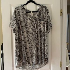 Short Sleeve V-Neck Snakeskin Print Top